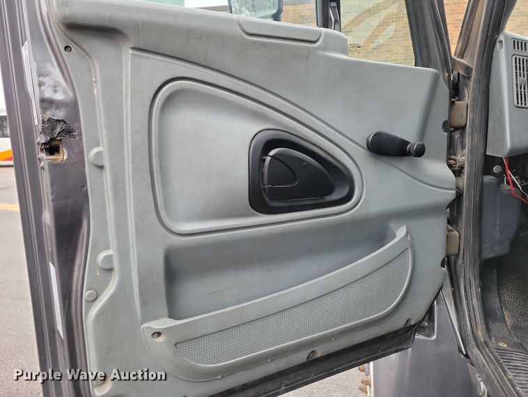 image for item NK9853 2007 International DuraStar 4400 chipper truck