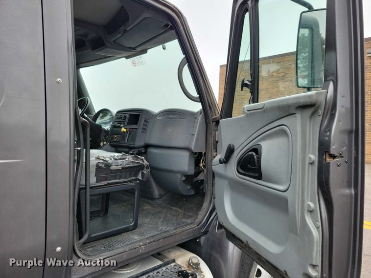 image for item NK9853 2007 International DuraStar 4400 chipper truck