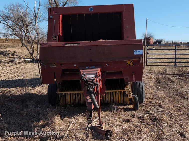 image for item DT1751 New Holland 664 round baler