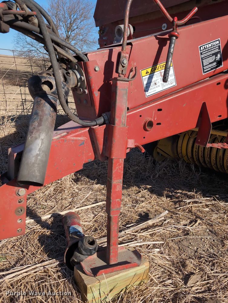 image for item DT1751 New Holland 664 round baler