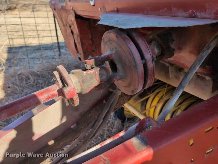 image for item DT1751 New Holland 664 round baler