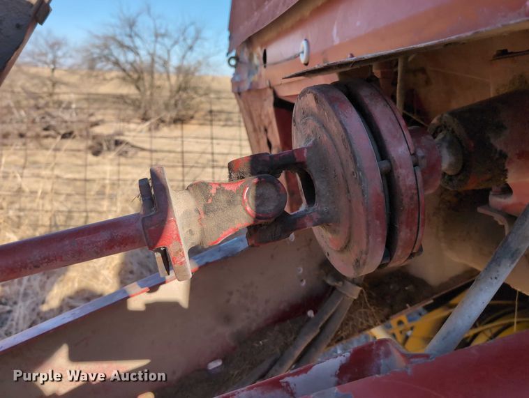 image for item DT1751 New Holland 664 round baler