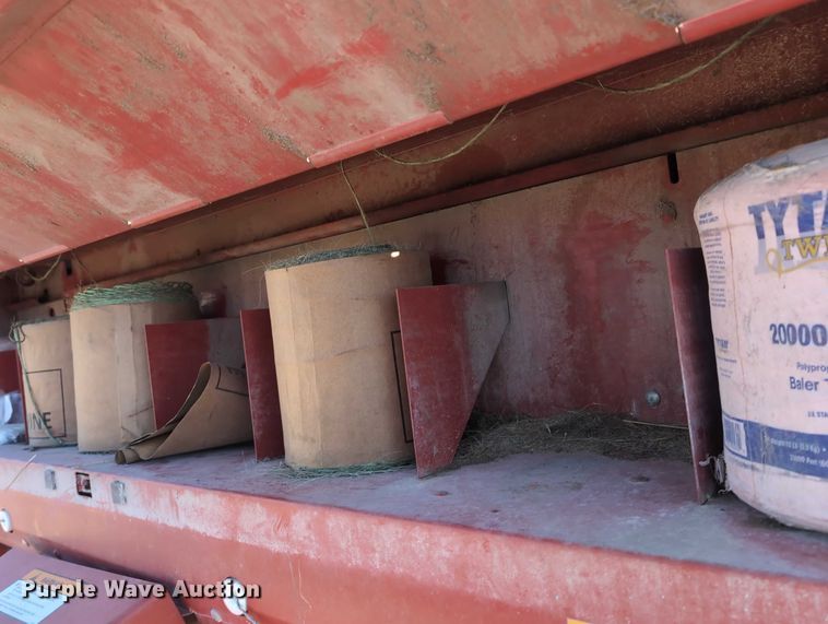 image for item DT1751 New Holland 664 round baler