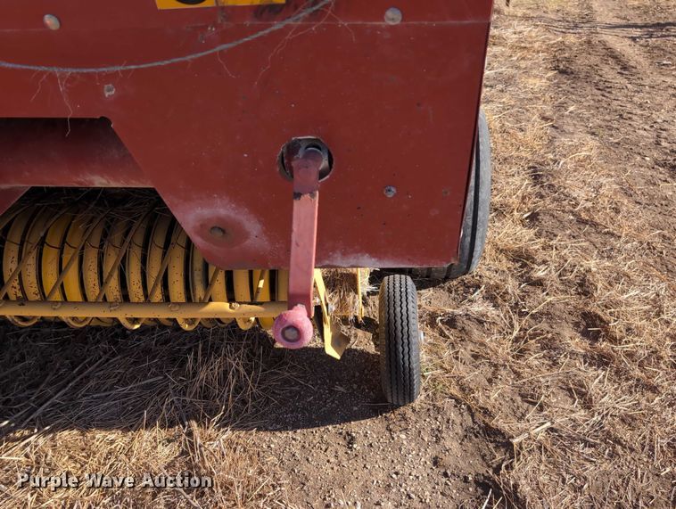 image for item DT1751 New Holland 664 round baler