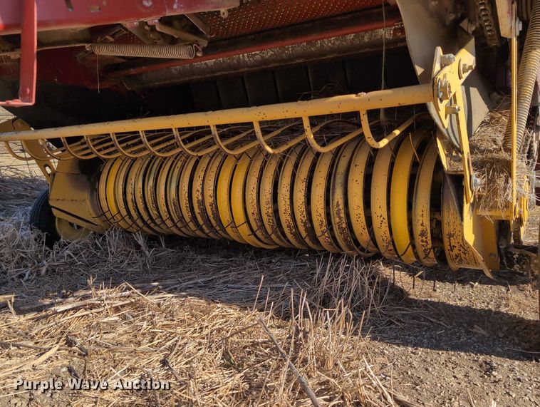 image for item DT1751 New Holland 664 round baler