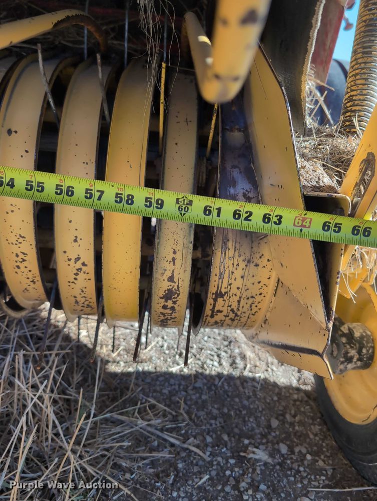 image for item DT1751 New Holland 664 round baler
