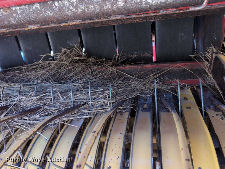 image for item DT1751 New Holland 664 round baler