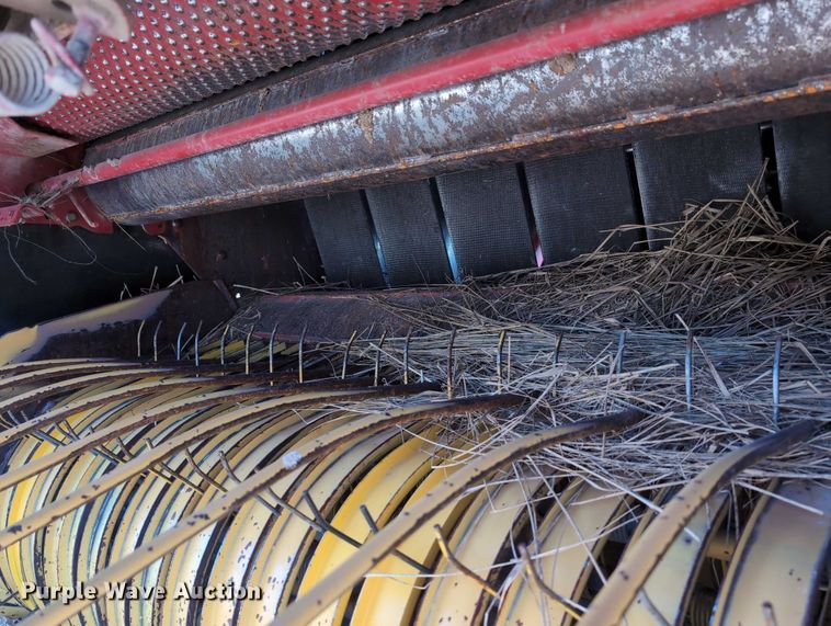 image for item DT1751 New Holland 664 round baler