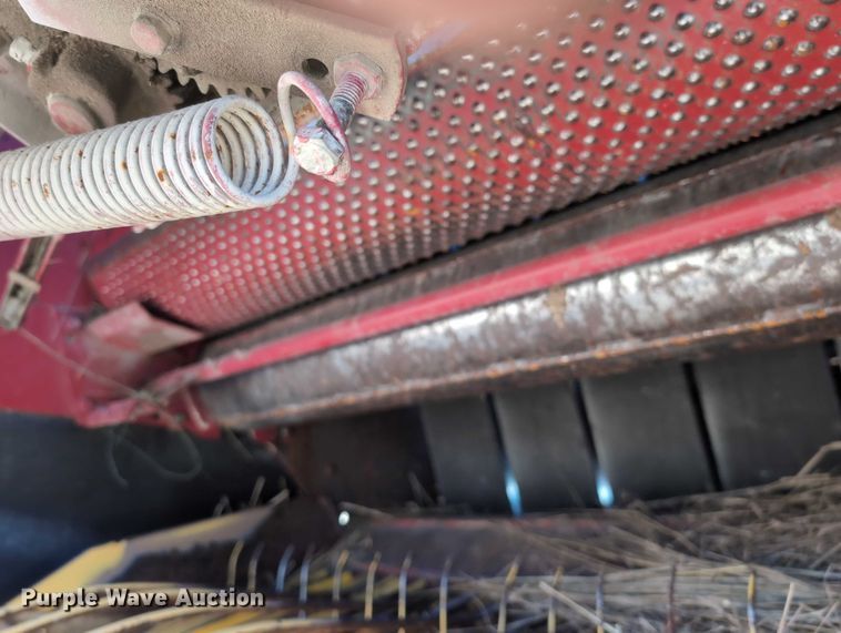 image for item DT1751 New Holland 664 round baler