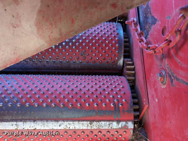 image for item DT1751 New Holland 664 round baler