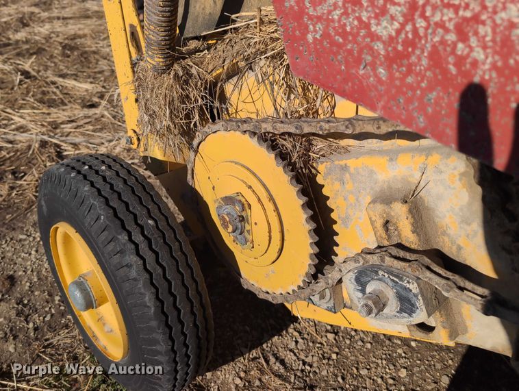 image for item DT1751 New Holland 664 round baler