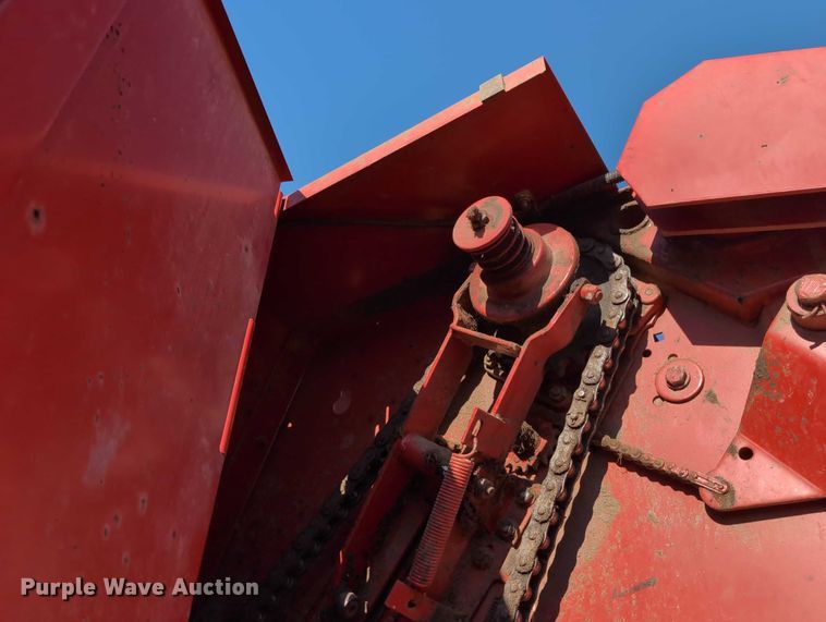 image for item DT1751 New Holland 664 round baler