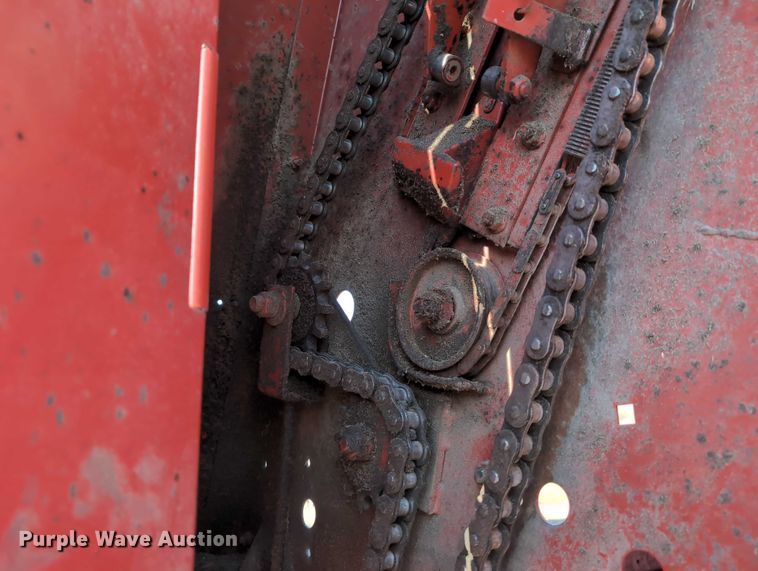 image for item DT1751 New Holland 664 round baler