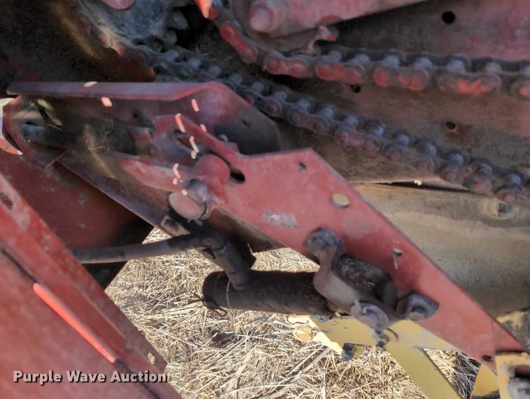 image for item DT1751 New Holland 664 round baler