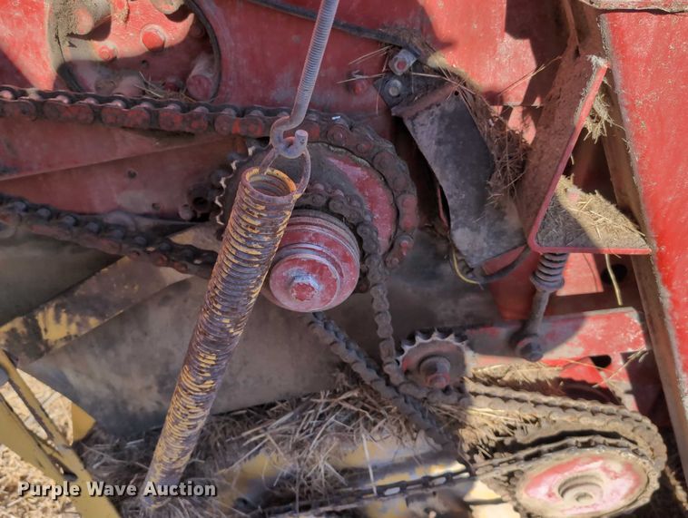 image for item DT1751 New Holland 664 round baler