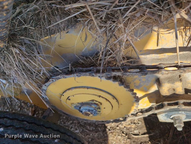 image for item DT1751 New Holland 664 round baler