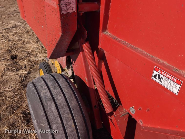 image for item DT1751 New Holland 664 round baler