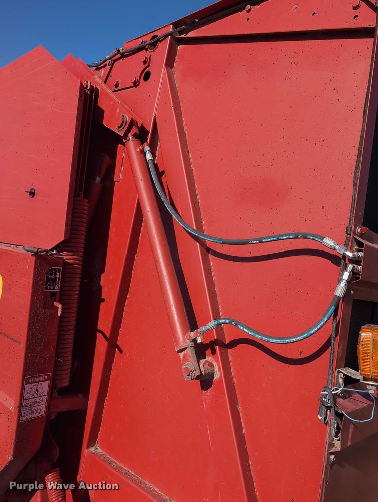 image for item DT1751 New Holland 664 round baler