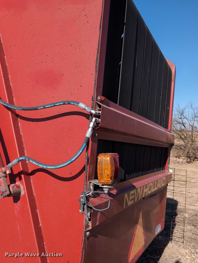 image for item DT1751 New Holland 664 round baler