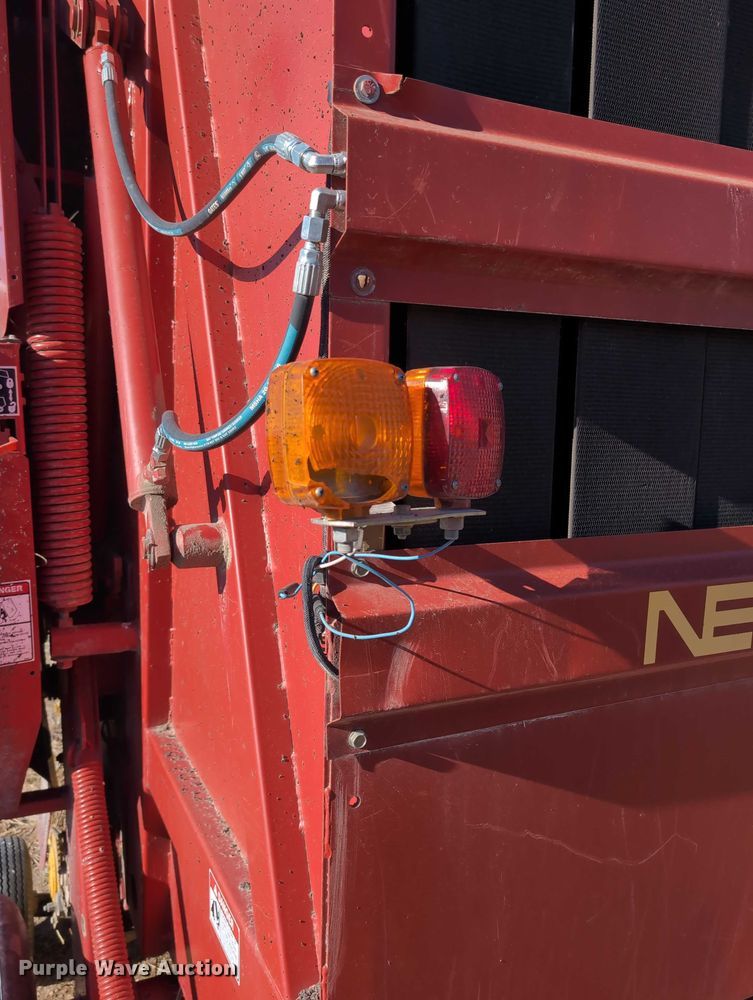 image for item DT1751 New Holland 664 round baler