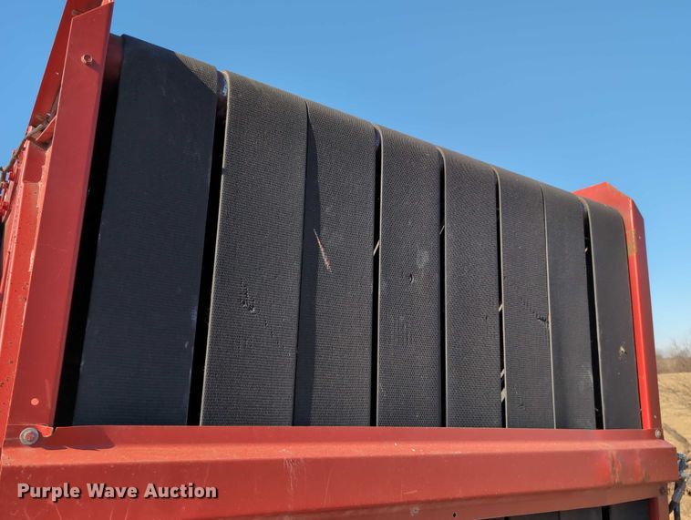 image for item DT1751 New Holland 664 round baler