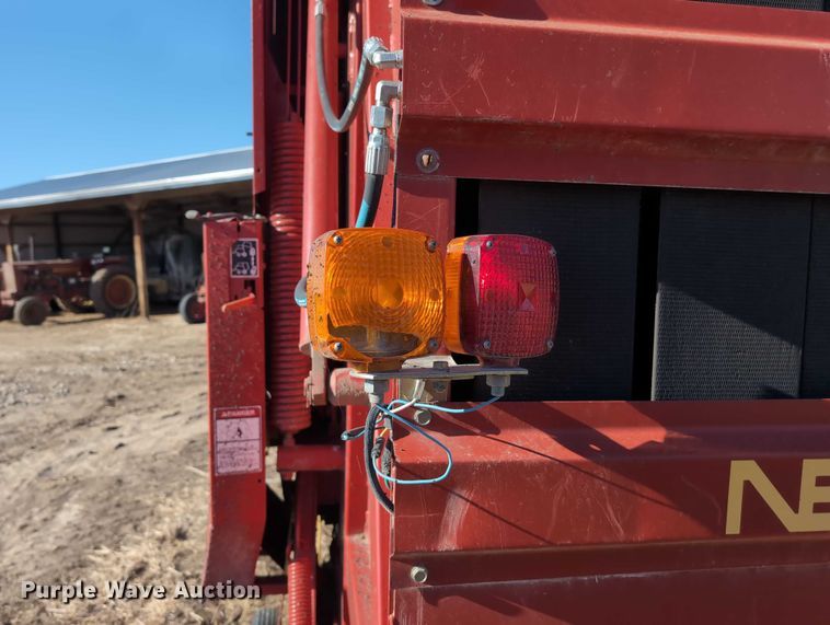 image for item DT1751 New Holland 664 round baler