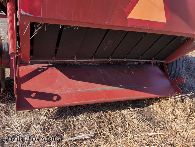 image for item DT1751 New Holland 664 round baler