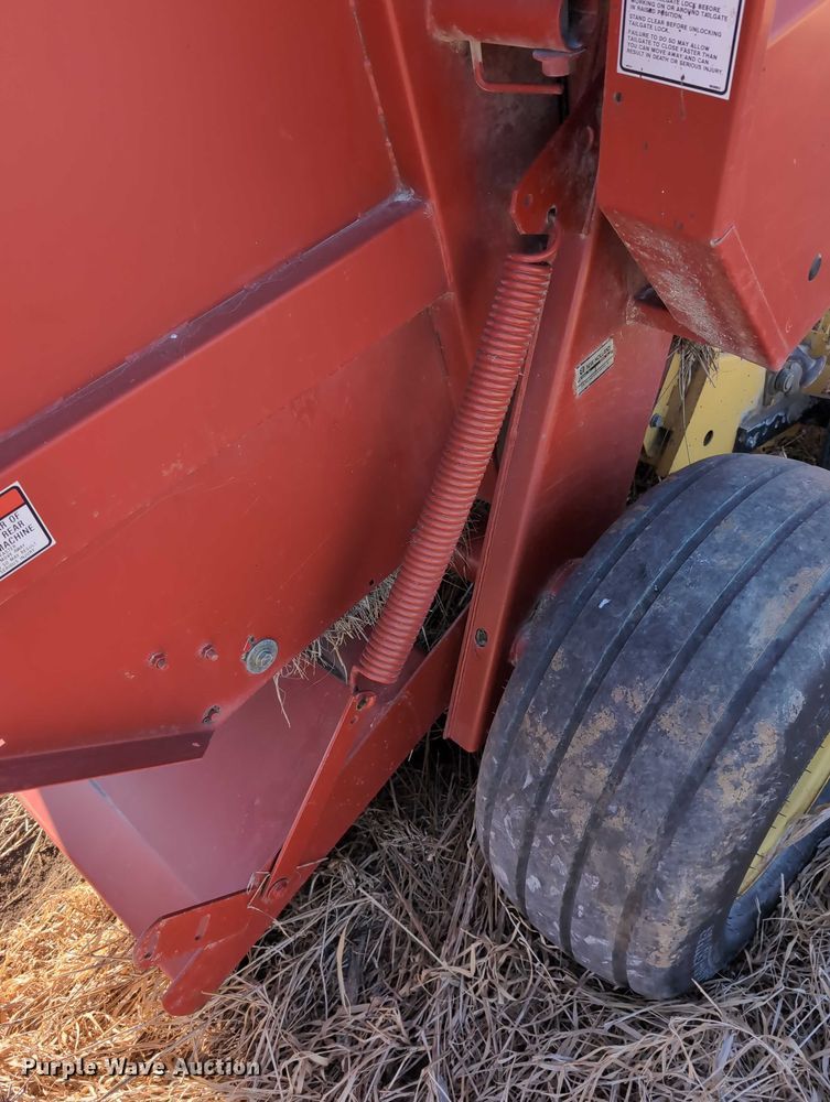 image for item DT1751 New Holland 664 round baler