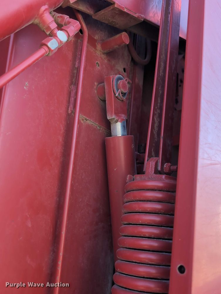 image for item DT1751 New Holland 664 round baler