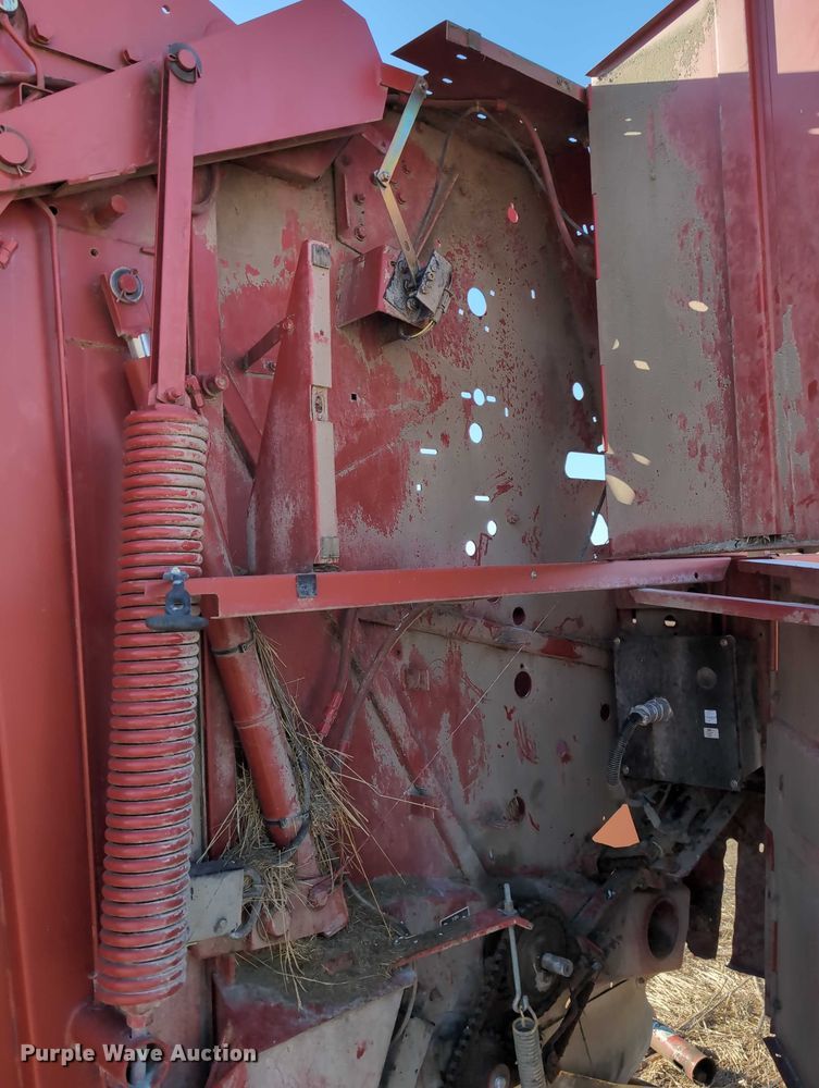 image for item DT1751 New Holland 664 round baler