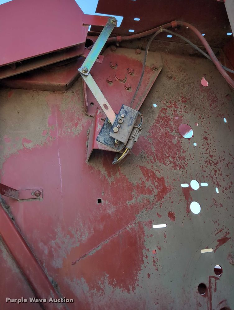 image for item DT1751 New Holland 664 round baler