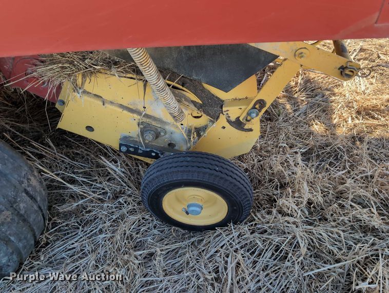 image for item DT1751 New Holland 664 round baler