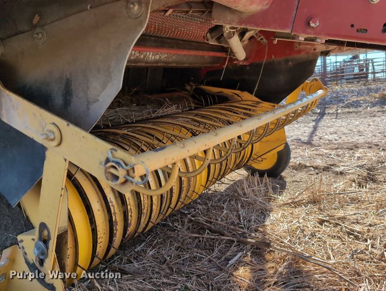 image for item DT1751 New Holland 664 round baler