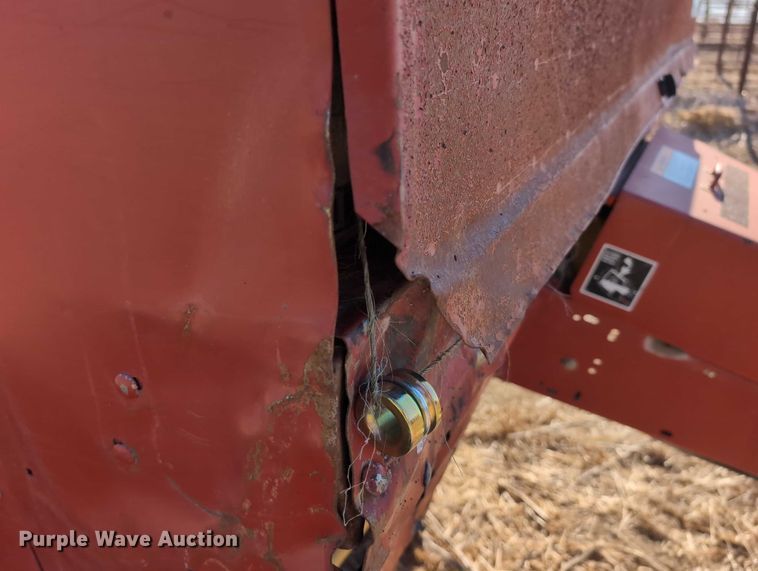 image for item DT1751 New Holland 664 round baler