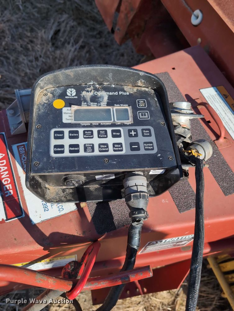 image for item DT1751 New Holland 664 round baler