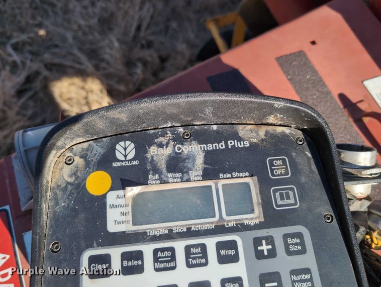 image for item DT1751 New Holland 664 round baler