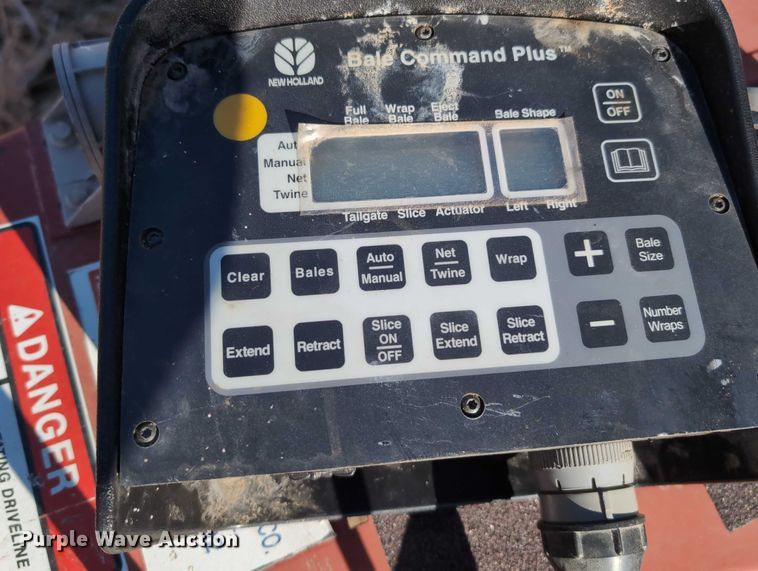 image for item DT1751 New Holland 664 round baler