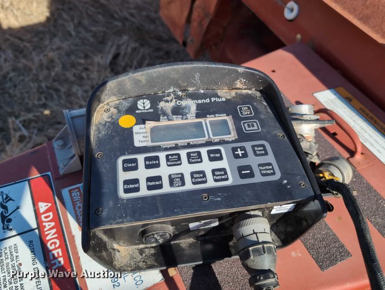 image for item DT1751 New Holland 664 round baler