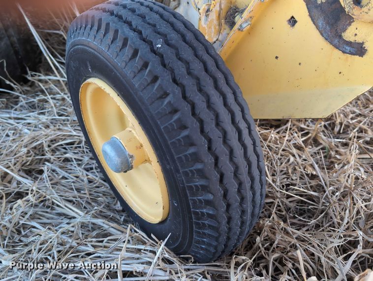 image for item DT1751 New Holland 664 round baler