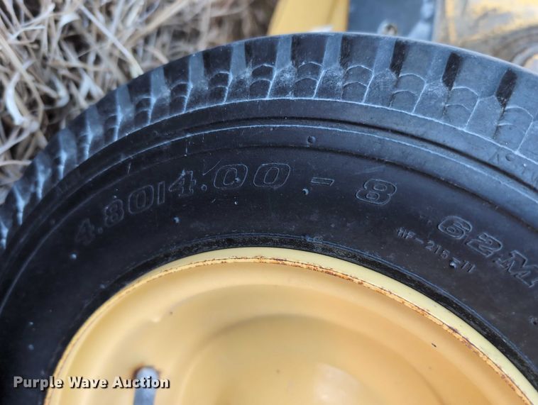 image for item DT1751 New Holland 664 round baler