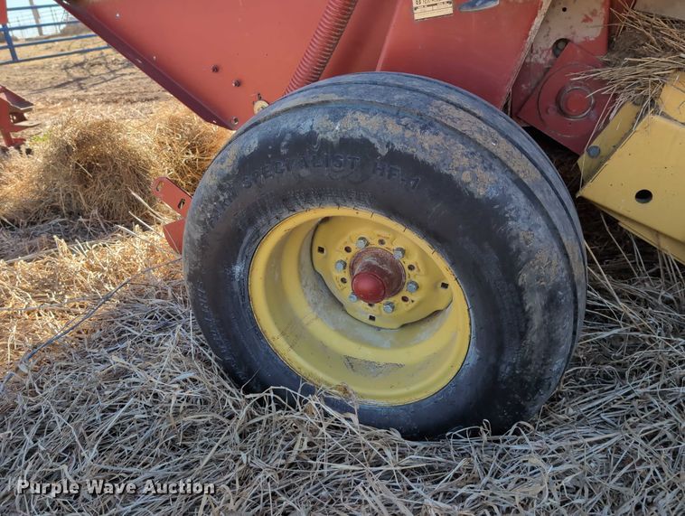 image for item DT1751 New Holland 664 round baler