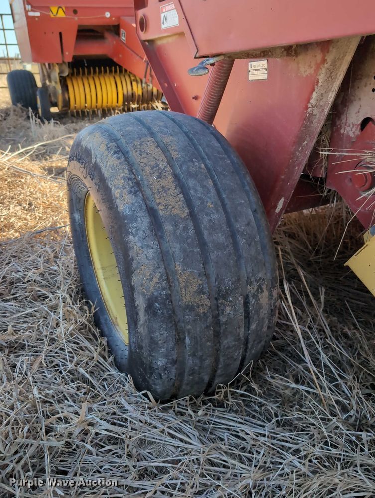 image for item DT1751 New Holland 664 round baler