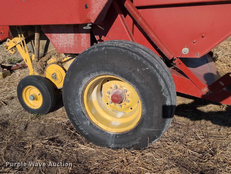 image for item DT1751 New Holland 664 round baler