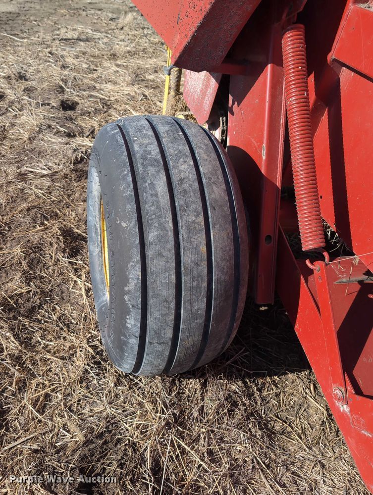 image for item DT1751 New Holland 664 round baler