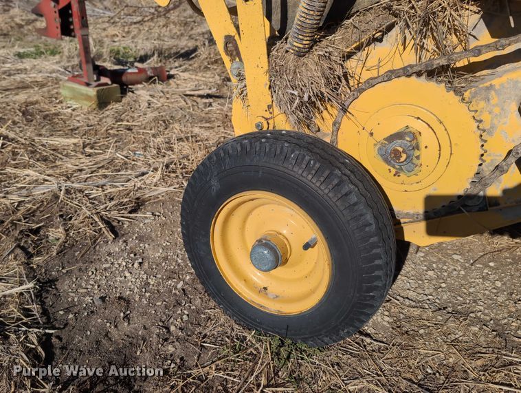 image for item DT1751 New Holland 664 round baler