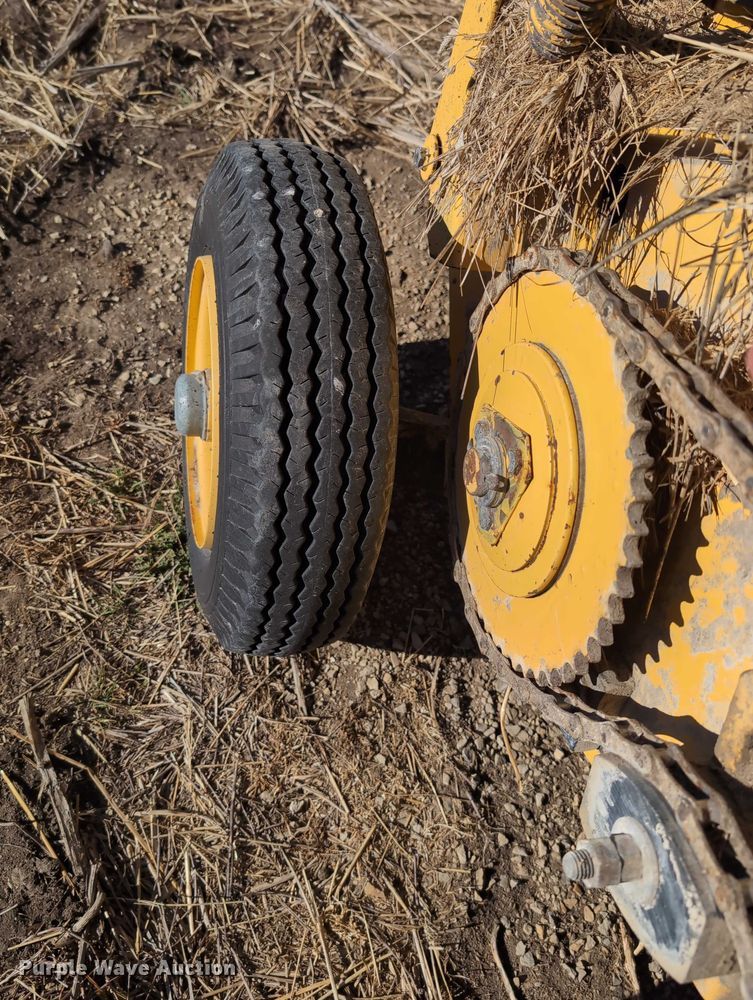 image for item DT1751 New Holland 664 round baler