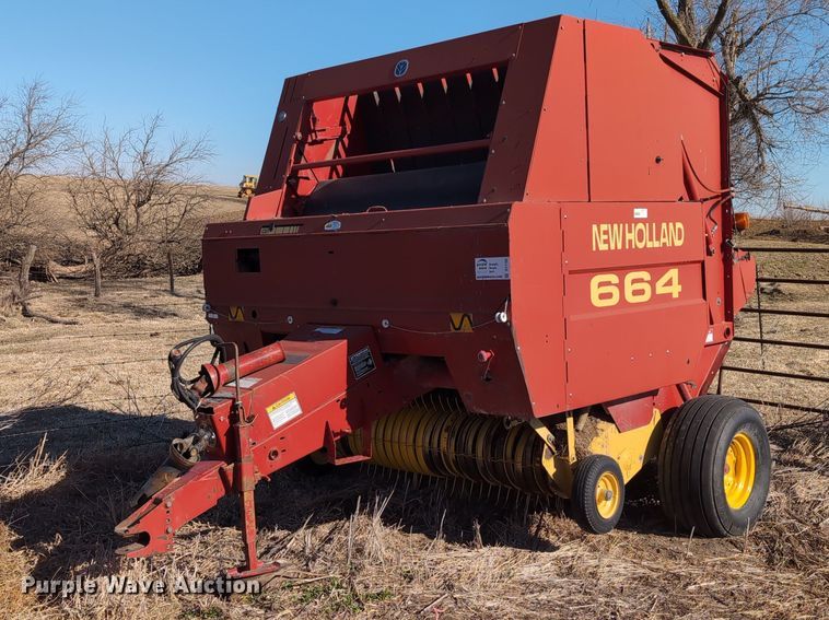 image for item DT1752 New Holland 664 round baler