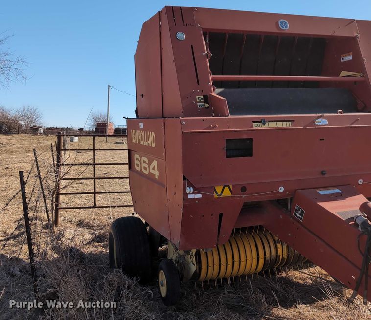 image for item DT1752 New Holland 664 round baler