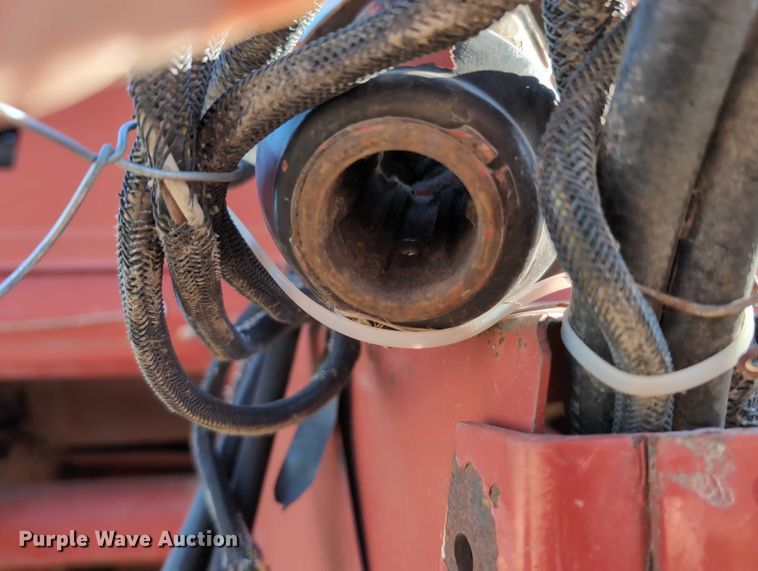 image for item DT1752 New Holland 664 round baler