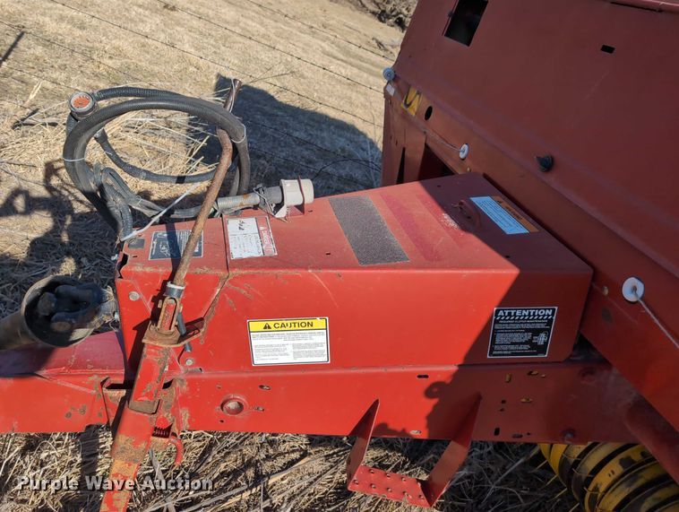 image for item DT1752 New Holland 664 round baler